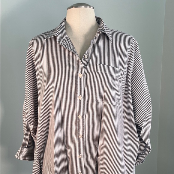American Eagle Gray White Striped Oversized Fit Casual Button Up Collared Shirt - Picture 3 of 12